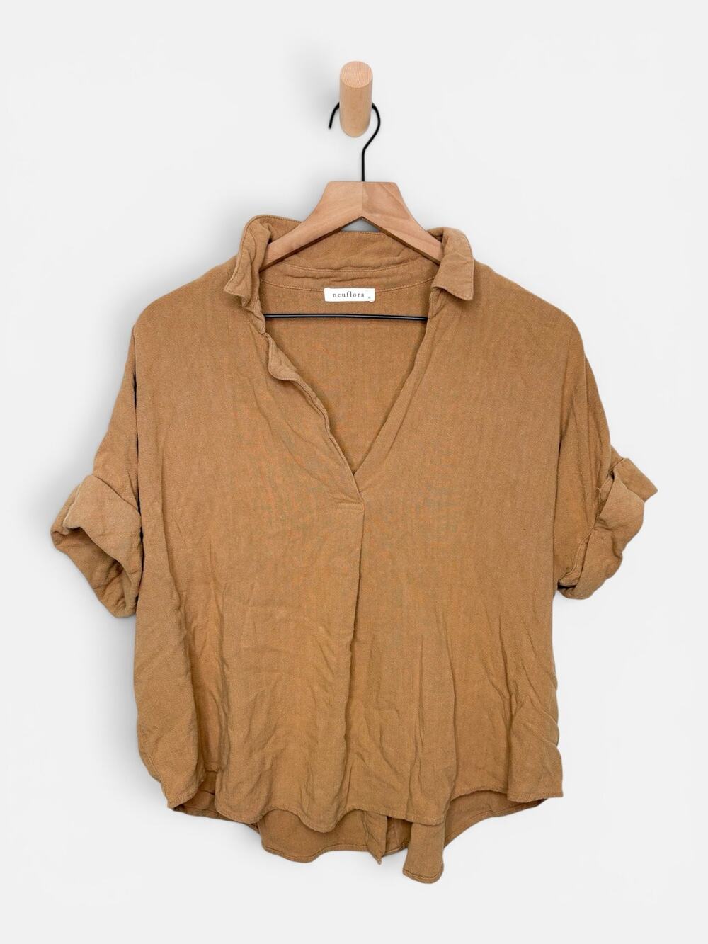 Neuflora Waco Tan Linen Blend Top Medium Button Back V Neck Cuffed Short Sleeve
